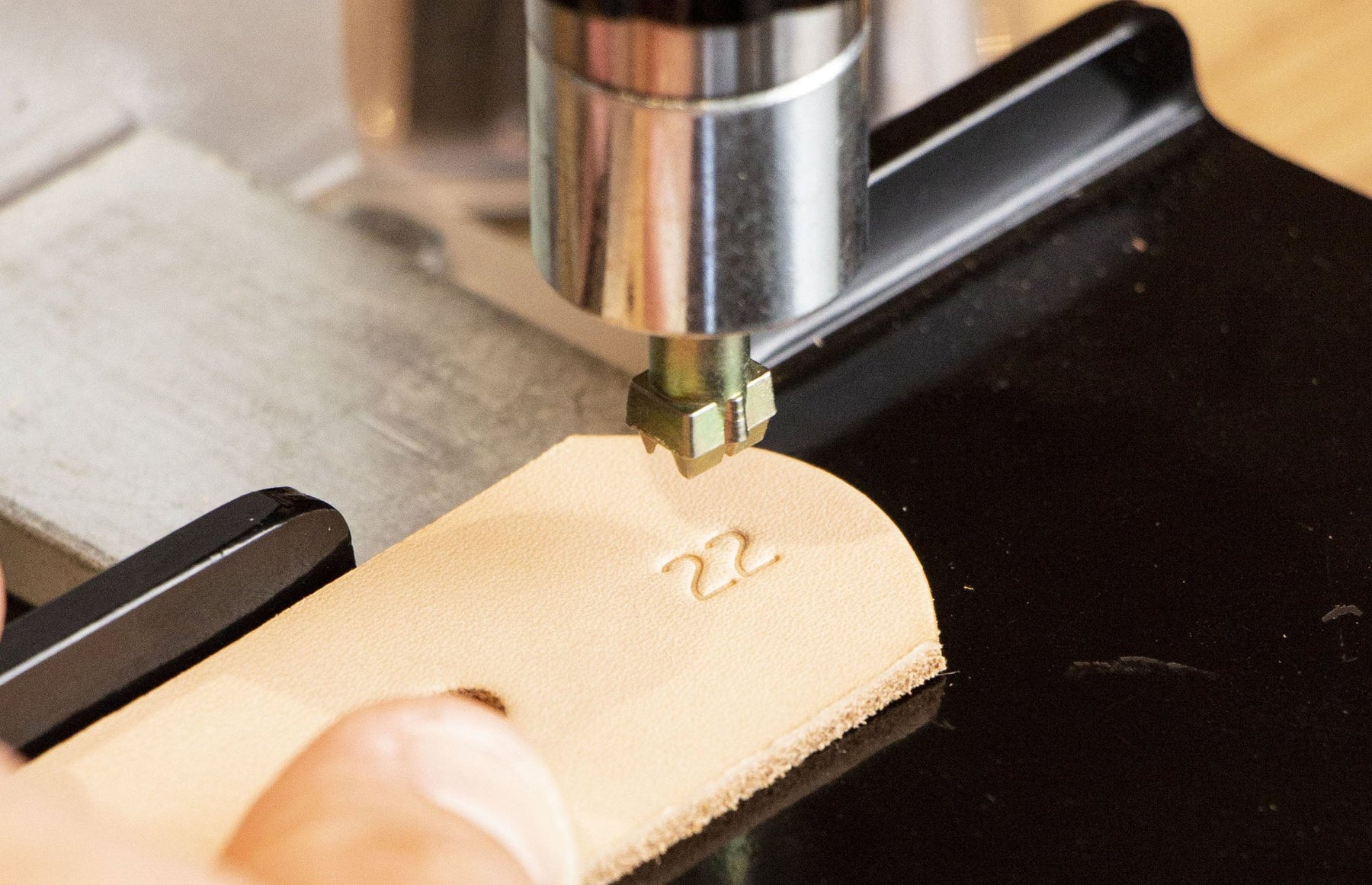 如何使用 Craftplus革工佳®多功能皮革手壓機 來完美壓花